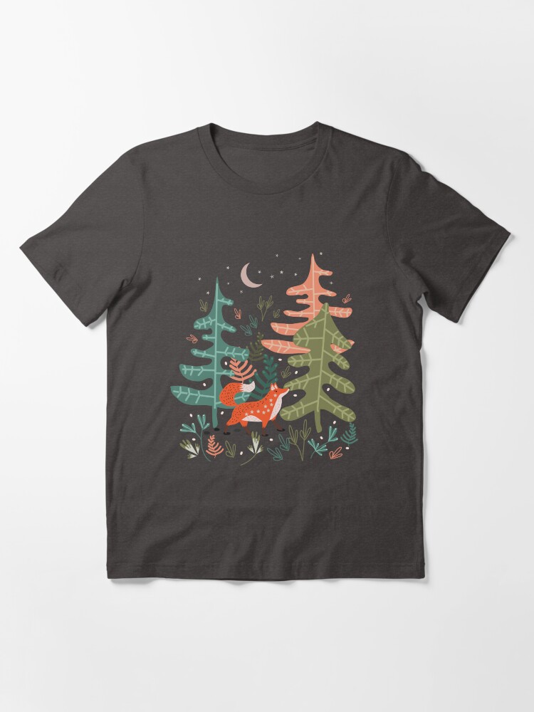 Thumbnail 3 von 7, Essential T-Shirt, Volksanimaol Illustration. Ein wunderlicher Fantasiefuchs in einer Kiefernwaldlandschaft. designt und verkauft von elenor27.