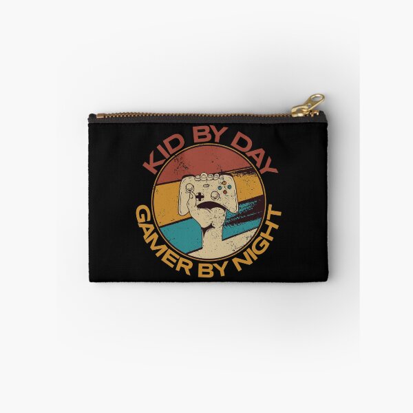 Artikelvorschau, Kid By Day Gamer By Night Video Games Retro Gamer Kid Gear entworfen und verkauft von DynamicDesign.
