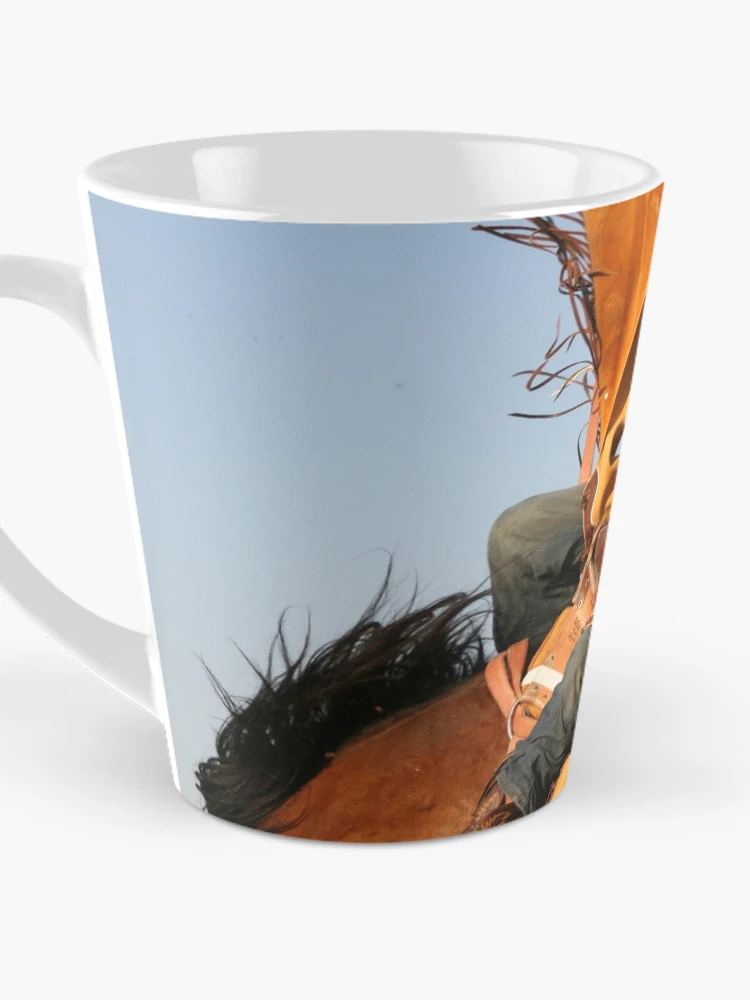 Aperçu 3 sur 4. Mug à café avec l'œuvre Rodeo Bareback Rider créée et vendue par Rodeo-Photos.