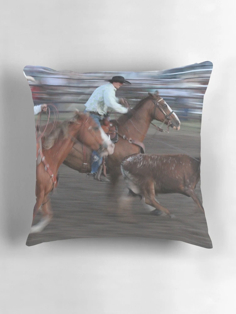 Aperçu 3 sur 4. Coussin avec l'œuvre Équipe Roping créée et vendue par Rodeo-Photos.