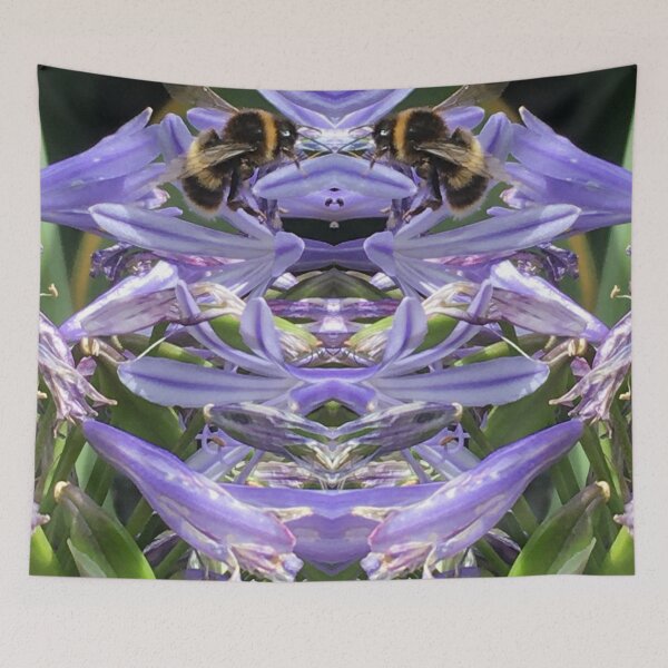 Artikelvorschau, Bee Bumbling Blue Together, Symmetrie in der Sommersonne entworfen und verkauft von RoseAromas.