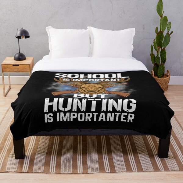 Aperçu de l'œuvre L'ÉCOLE EST IMPORTANTE MAIS LA CHASSE EST UNE COLLECTION IMPORTANTE créée et vendue par JRM Tees & More Store.