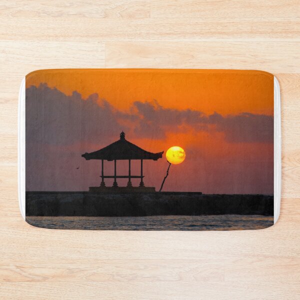 Artikelvorschau, Pagode gegen die aufgehende Sonne auf dem Indlan-Ozean in Bali silhouettiert entworfen und verkauft von Michael Brewer.