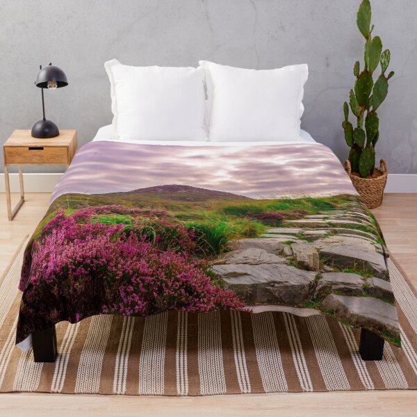 Artikelvorschau, Purple pink sky Ireland mountain valley flowers entworfen und verkauft von August-E.