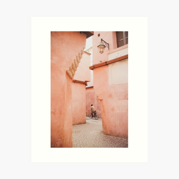Aperçu de l'œuvre Les petites rues marocaines roses de la médina et des souks de Marrakech créée et vendue par Morocco  Print.
