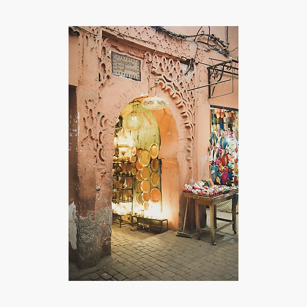 Aperçu de l'œuvre Vieux souks marocains colorés du marché de la médina de Marrakech créée et vendue par Morocco  Print.