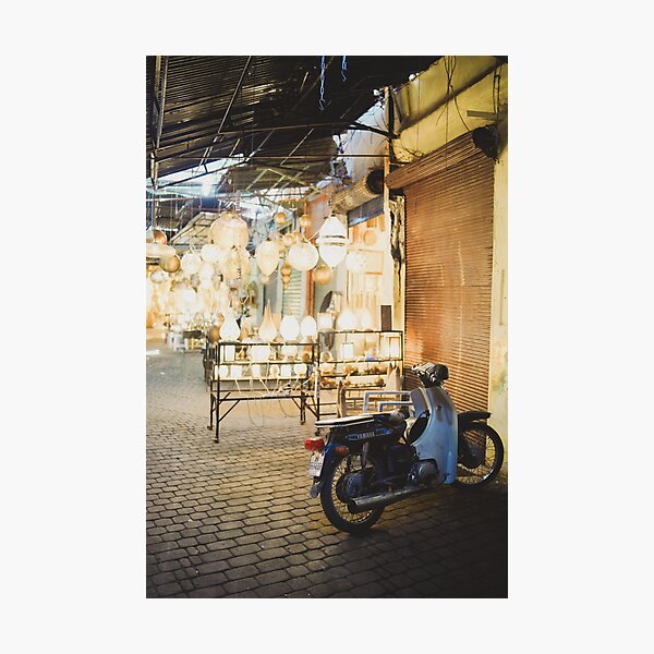 Aperçu de l'œuvre rues exotiques magiques des marchés du souk de la médina de Marrakech créée et vendue par Morocco  Print.