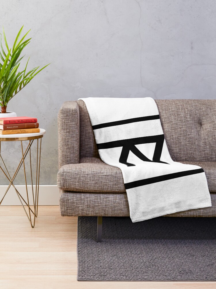 Aperçu 2 sur 6. Plaid avec l'œuvre Raidho Journey Norse Rune créée et vendue par HalpinDesign.