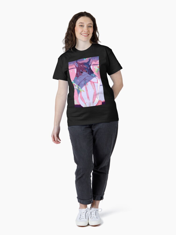 Imagen 4 de 7, Camiseta clásica con la obra Amante de la niña gato de Japón, diseñada y vendida por FotoLibreStudio.