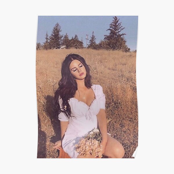 Lana Del Rey profite du soleil, souriante et jolie avec des fleurs Poster