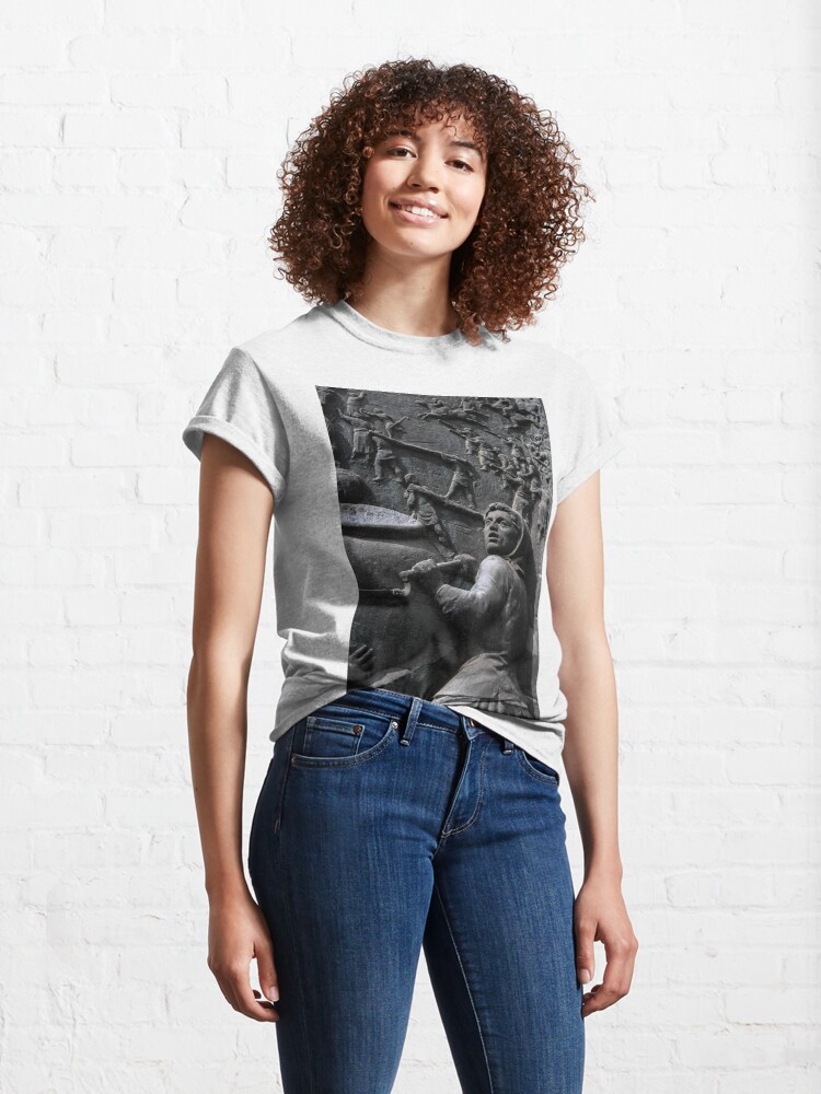 Alternate view of Hungarian women defend their town against besieging Turks Classic T-Shirt