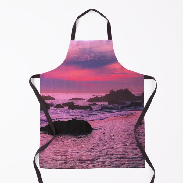 Artikelvorschau, Malibu pink aesthetic, dark shiny sky, sunrise, purple pink sky, rocks beach side entworfen und verkauft von August-E.