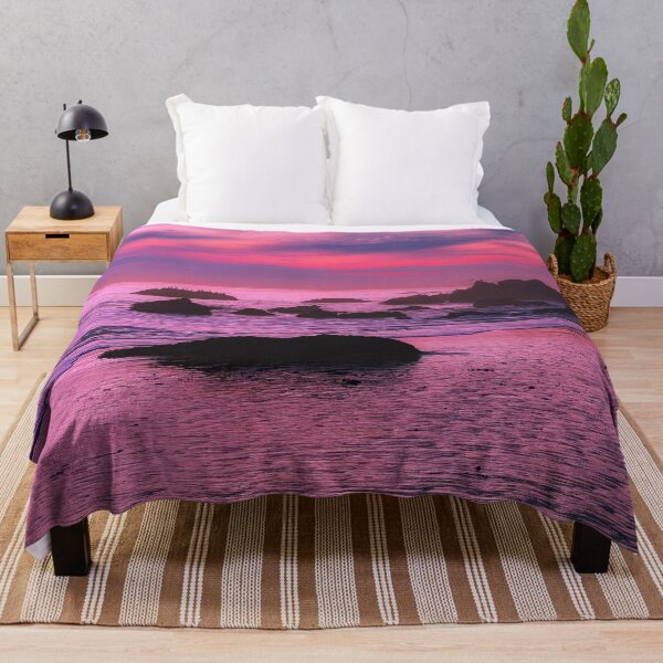 Artikelvorschau, Malibu pink aesthetic, dark shiny sky, sunrise, purple pink sky, rocks beach side entworfen und verkauft von August-E.