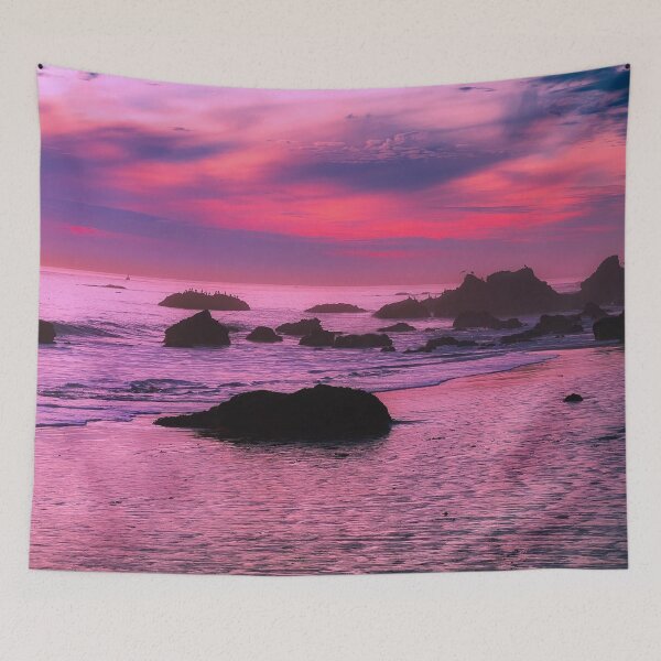 Artikelvorschau, Malibu pink aesthetic, dark shiny sky, sunrise, purple pink sky, rocks beach side entworfen und verkauft von August-E.