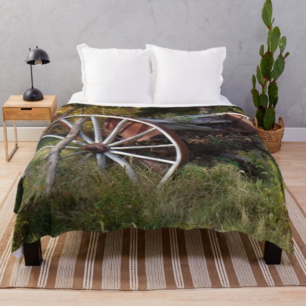 Aperçu de l'œuvre Vieux chariot de roue de chariot dans un champ créée et vendue par GJMarchDesigns.