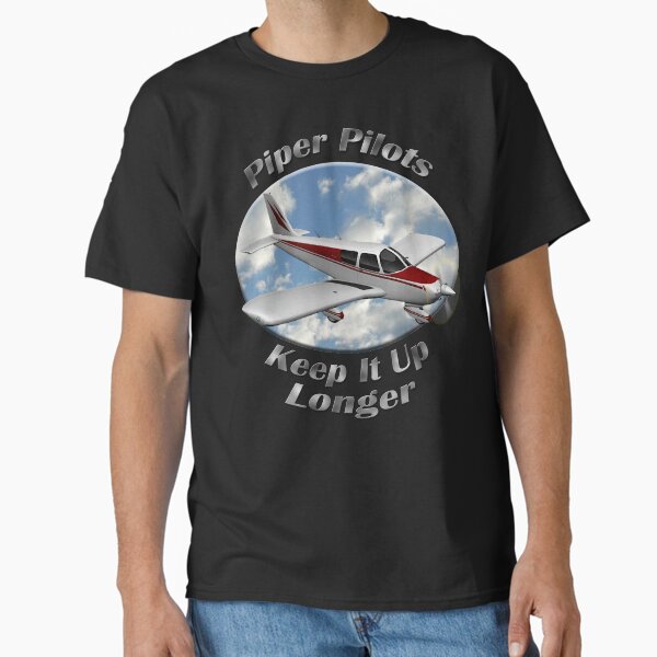 Vista previa del artículo con la obra «Piper Cherokee 140 Piper Pilots sigue así por más tiempo», diseñado y vendido por hotcarshirts.
