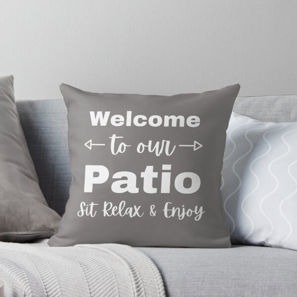 Artikel-Vorschau von Patio-Wurfkissen Willkommen zu unserem Patio-Dekor-Kissen und unseren Schildern, designt und verkauft von Teez-Me.