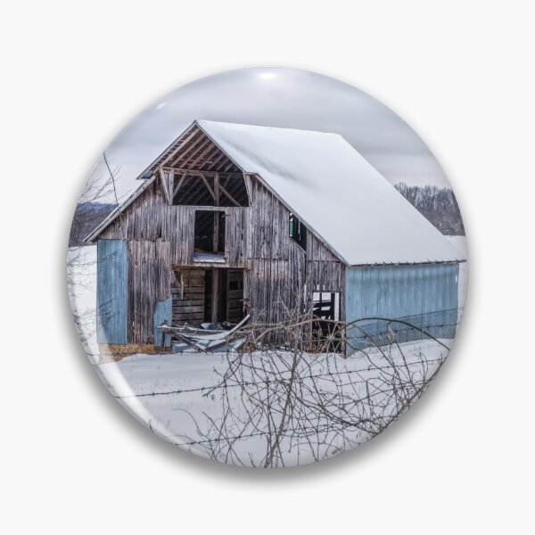 Artikelvorschau, Blaue Scheune im Schnee entworfen und verkauft von mljdwhite.