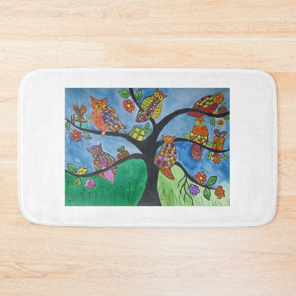 Artikelvorschau, Bunte Eulen mit Geschenken auf einem Baum entworfen und verkauft von Casimirasart.