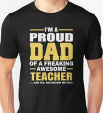 Stolzer Vater Eines Freaking Awesome Teacher. (Ja, sie hat mir das gekauft). Vatertag Geschenk für Papa. Unisex T-Shirt