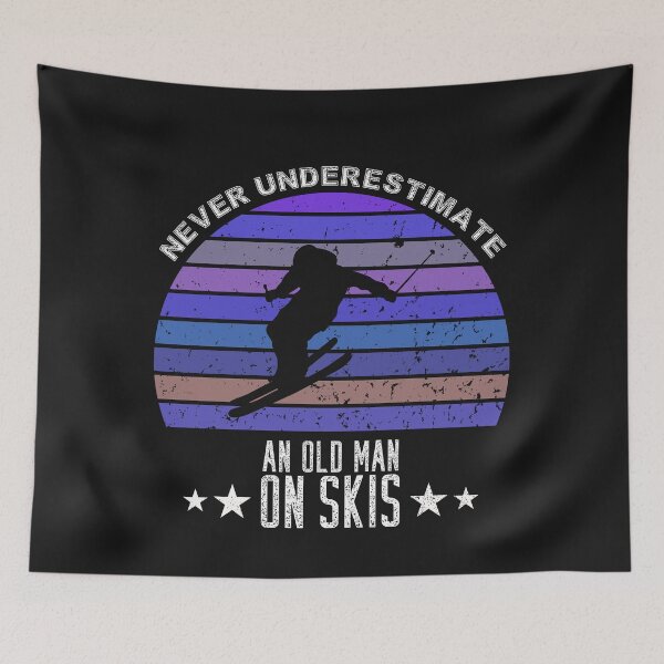 Artikelvorschau, Herren unterschätzen nie einen alten Mann auf Skiern Lustiges Herren-Skifahrer-T-Shirt entworfen und verkauft von Mo-Am.