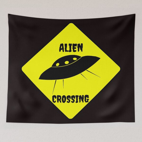 Aperçu de l'œuvre Plaque de rue Alien Crossing créée et vendue par TeesbyGinyard.
