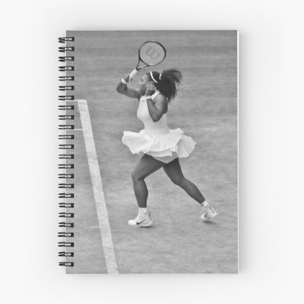 Aperçu de l'œuvre Serena Williams servant à Wimbledon en noir et blanc créée et vendue par MoAndPaul-.