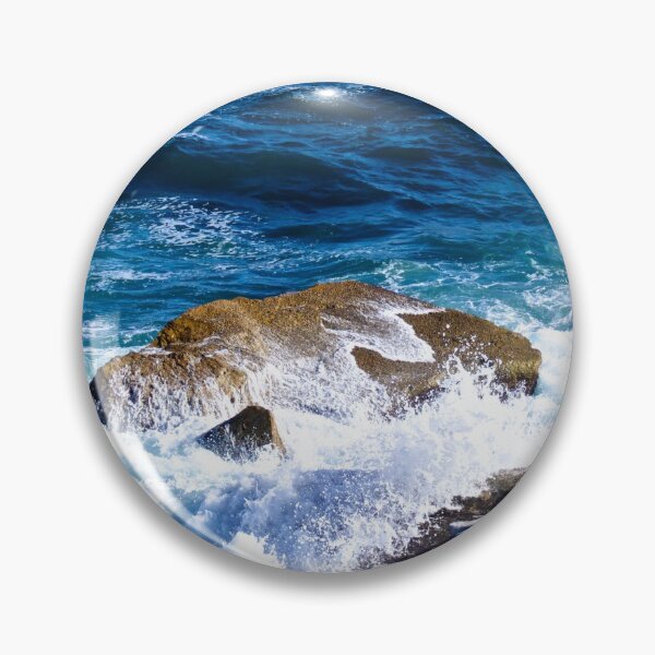 Artikelvorschau, Blaue Wellen, die auf Rocky Beach abstürzen entworfen und verkauft von Brasilia.