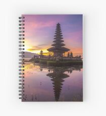 Ulun Danu Temple im See Bratan, Bali, Indonesien Spiralblock