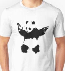 Camiseta ajustada Banksy - Panda con armas de fuego