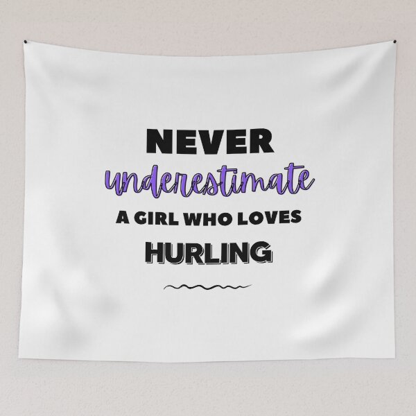 Item preview, Nunca subestimes a una chica a la que le encanta lanzar designed and sold by TheGreenGoat.