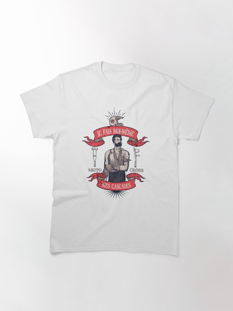 Aperçu 3 sur 7. T-shirt classique avec l'œuvre Je fais moi-même mes cascades de motocross créée et vendue par marzun.
