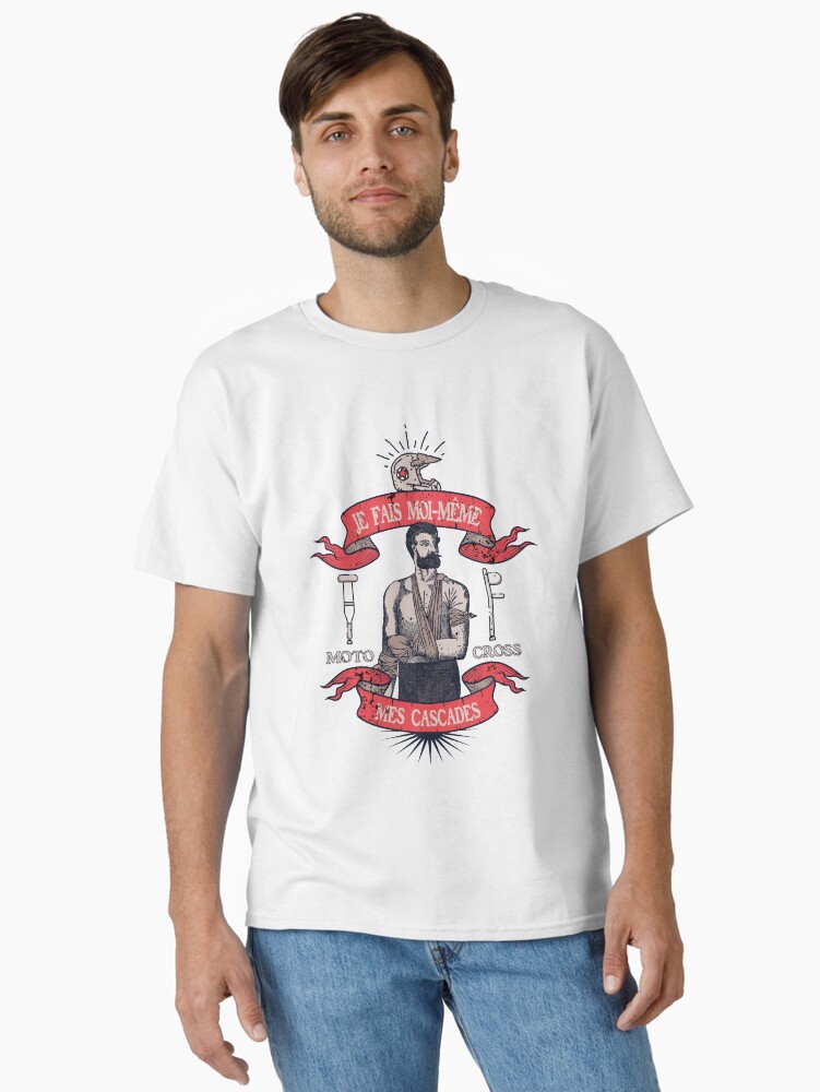 Aperçu 1 sur 7. T-shirt classique avec l'œuvre Je fais moi-même mes cascades de motocross créée et vendue par marzun.