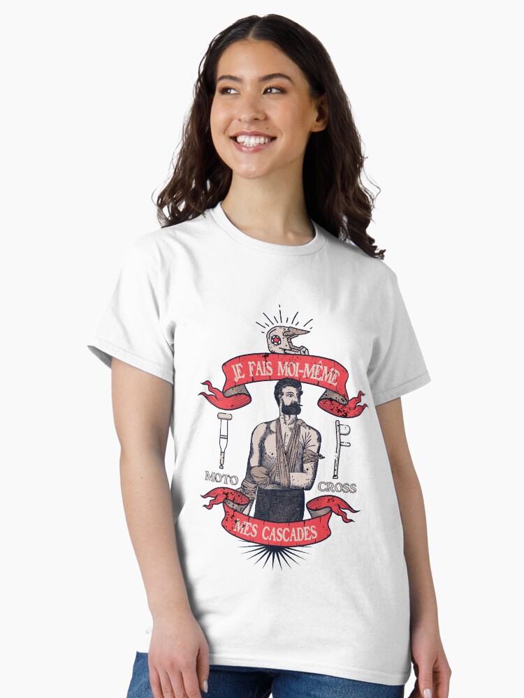 Aperçu 2 sur 7. T-shirt classique avec l'œuvre Je fais moi-même mes cascades de motocross créée et vendue par marzun.