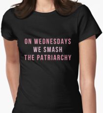 Mittwochs zerschlagen wir das Patriarchat Tailliertes T-Shirt für Frauen