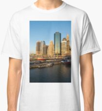 Camiseta clásica Early Morning Harbor - Lower Manhattan Skyline and South Street Seaport Historic Ships