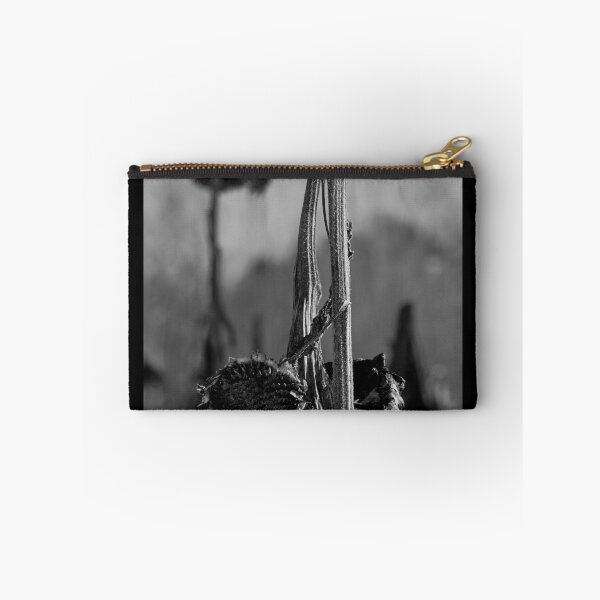 Artikelvorschau, Gebrochene Blumen bw entworfen und verkauft von Jouko Lehto Photography.