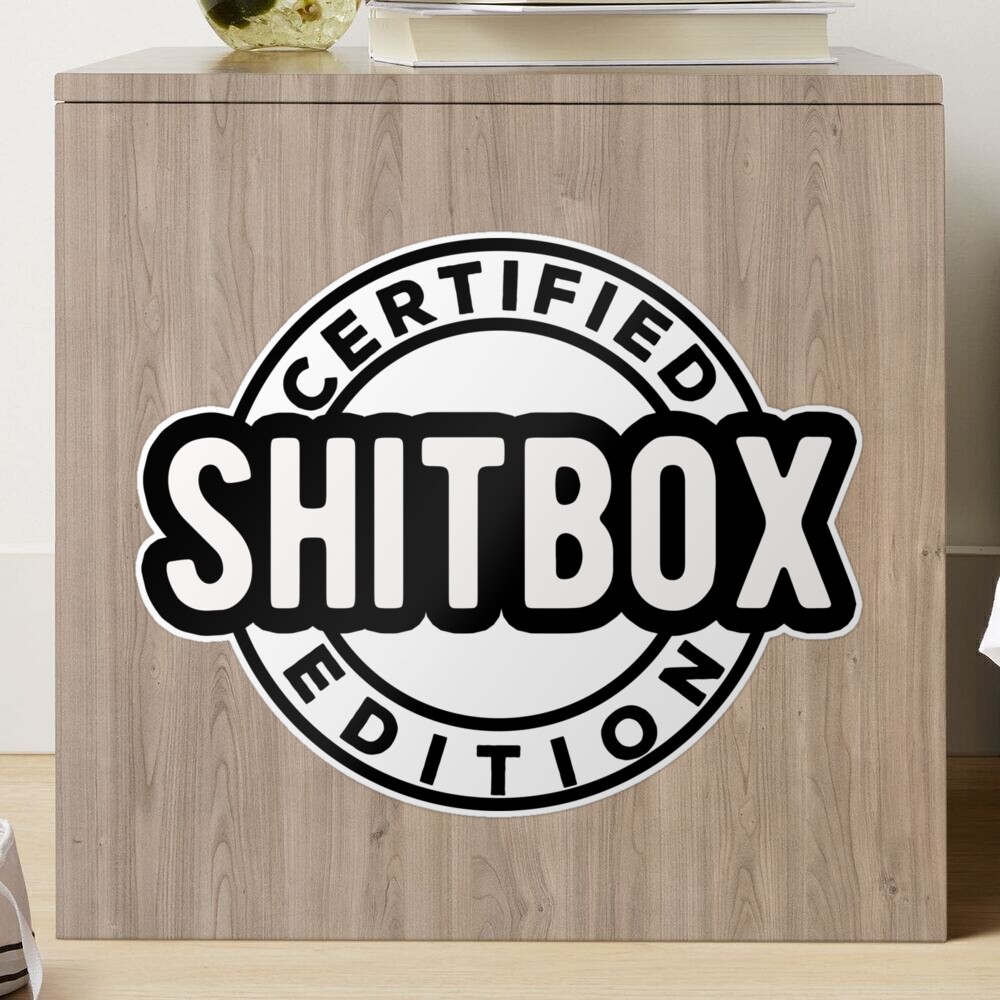 Sticker for Sale avec l'œuvre « Shitbox Edition autocollant de voiture  autocollant drôle de fenêtre pour ordinateur portable » de l'artiste Rexoo