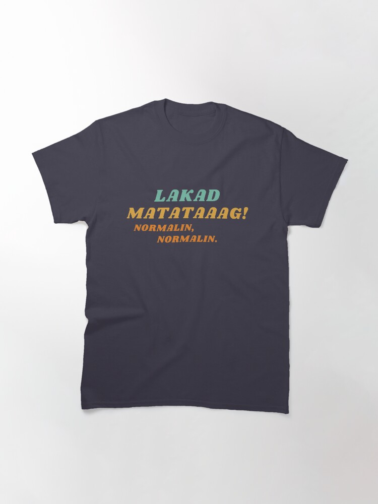 T-shirt classique 'Lakad Matataaag! Normalin, Normalin.' : autre vue