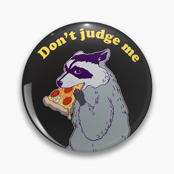 Artikelvorschau, Lustiger Waschbär, der Pizza isst - Beurteilen Sie mich nicht entworfen und verkauft von stonedwitch.