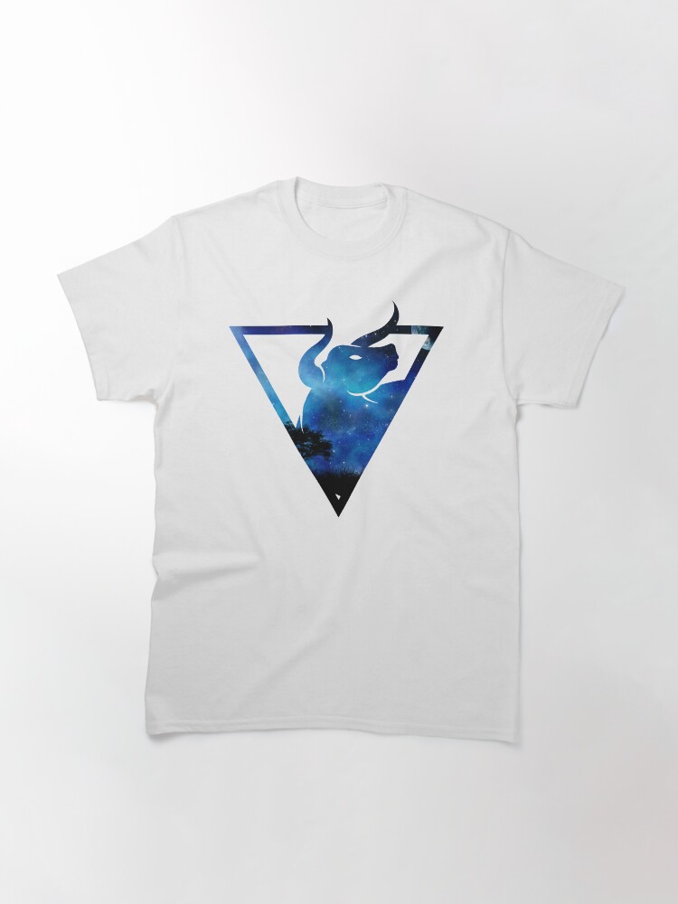 Imagen 3 de 7, Camiseta clásica con la obra Tauro, diseñada y vendida por Riograf.