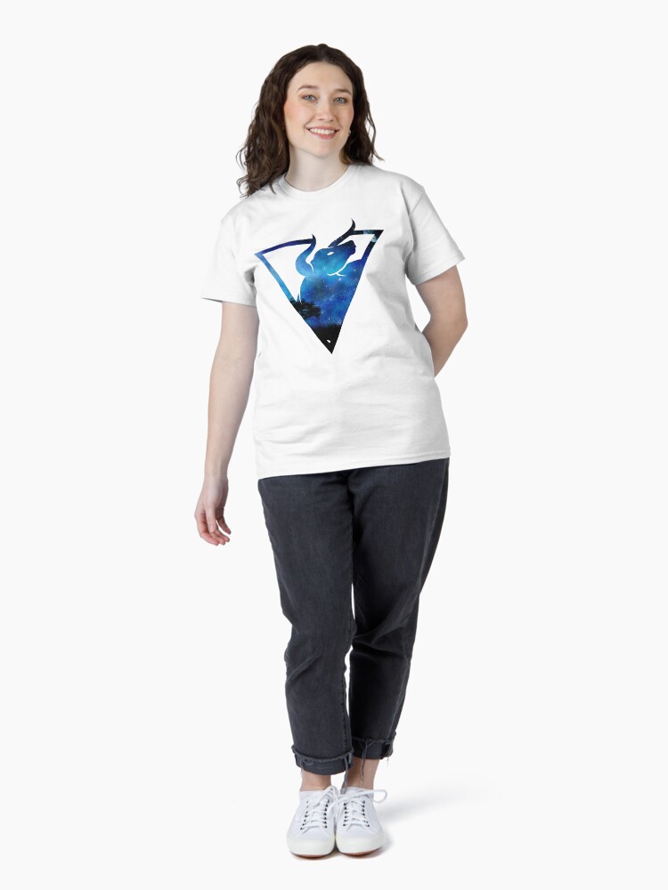 Imagen 4 de 7, Camiseta clásica con la obra Tauro, diseñada y vendida por Riograf.