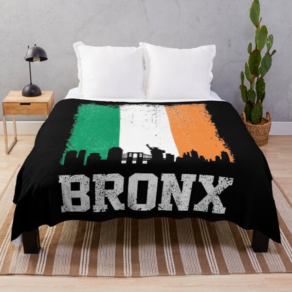 Item preview, Bandera irlandesa vintage del Bronx con el horizonte de Nueva York designed and sold by pixeljamz.