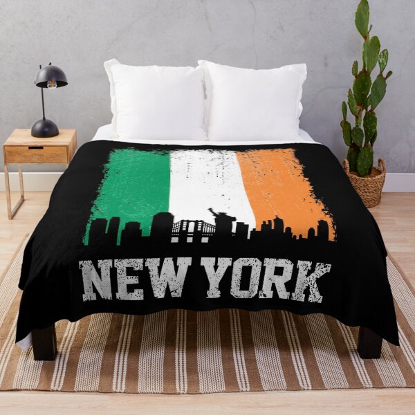 Artikelvorschau, Vintage New York irische Flagge NYC Skyline Pride entworfen und verkauft von pixeljamz.