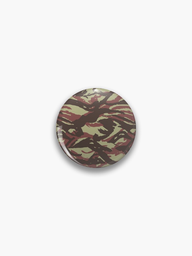 Badge for Sale avec l'œuvre « Camouflage lézard » de l'artiste Mercatus