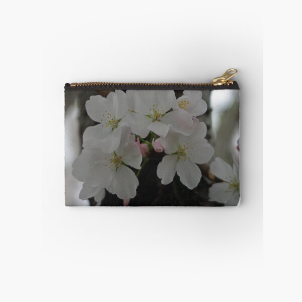 Artikelvorschau, Hübsche weiße Blumen entworfen und verkauft von WisePhoto.
