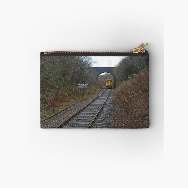 Artikelvorschau, Eine DMU von Arriva Trains nähert sich der Zuckerhutstation entworfen und verkauft von Random Railways.