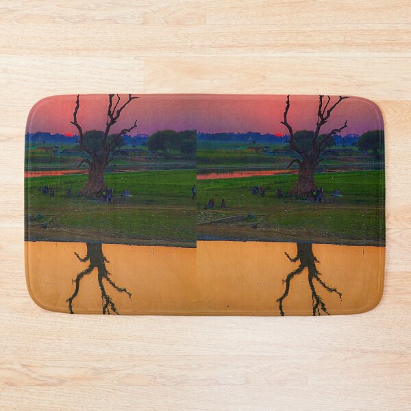 Artikelvorschau, Myanmar. Taungthaman See. Einsamer Baum nach Sonnenuntergang. entworfen und verkauft von vadim19.