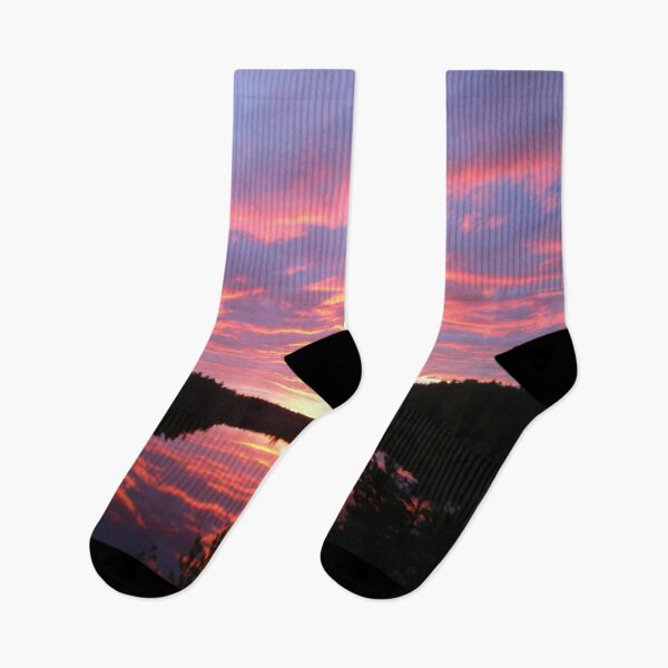 Artikelvorschau, Rosa Sonnenuntergang in Schweden mit Spiegelung im See entworfen und verkauft von Treemonk.