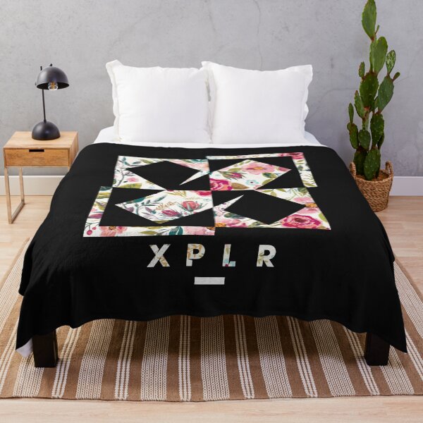 Mau bengi ana kebakaran ning kantor Throw Blanket